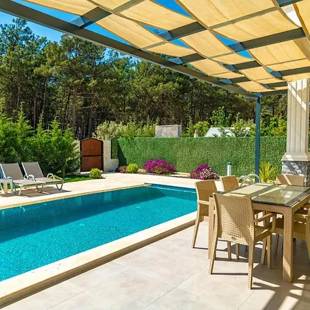 Hisaroenue'de 4 Yatak Odali Villa-villa Bahama Вилла