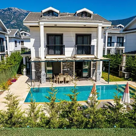 Hisaroenue'de 4 Yatak Odali Villa-villa Bahama Вилла Фетхие