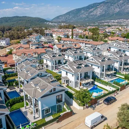 Hisarönü'de 4 Yatak Odalı Villa-villa Bahama *