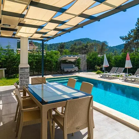 Hisarönü'de 4 Yatak Odalı Villa-villa Bahama