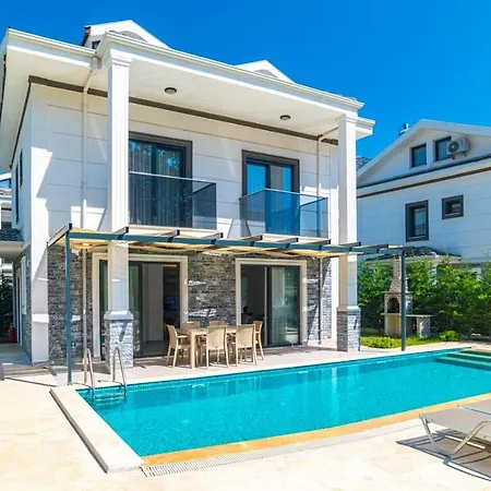 Hisarönü'de 4 Yatak Odalı Villa-villa Bahama