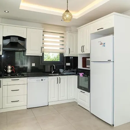 Hisaroenue'de 4 Yatak Odali Villa-villa Bahama 빌라